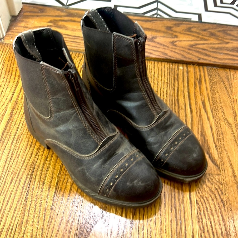 Girls riding boots- barn boots size 4